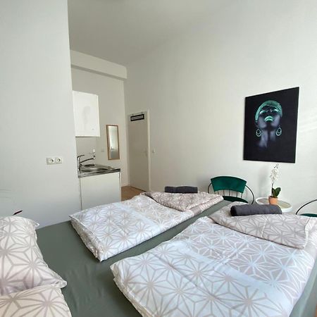 8 Fully Equipped Studio Shared Apt W Terrace Margareten Виена Екстериор снимка
