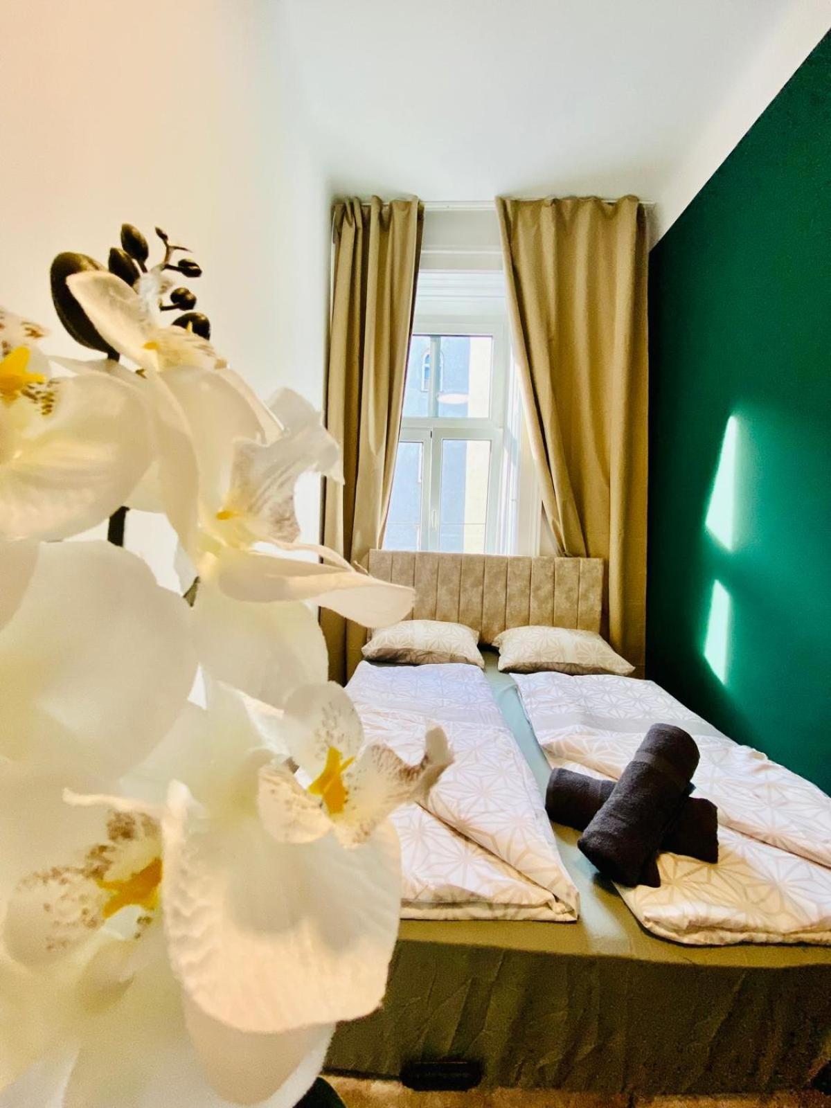8 Fully Equipped Studio Shared Apt W Terrace Margareten Виена Екстериор снимка