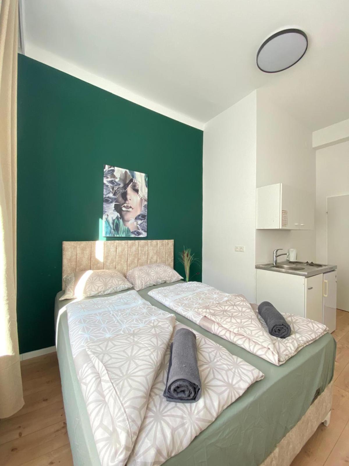 8 Fully Equipped Studio Shared Apt W Terrace Margareten Виена Екстериор снимка