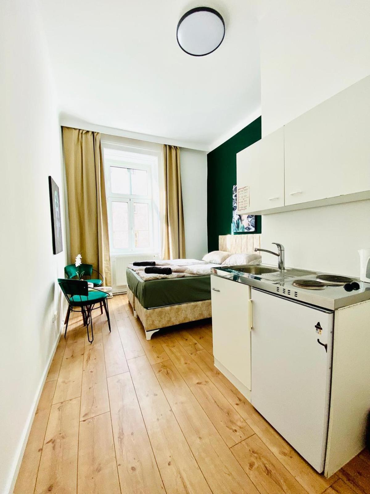 8 Fully Equipped Studio Shared Apt W Terrace Margareten Виена Екстериор снимка