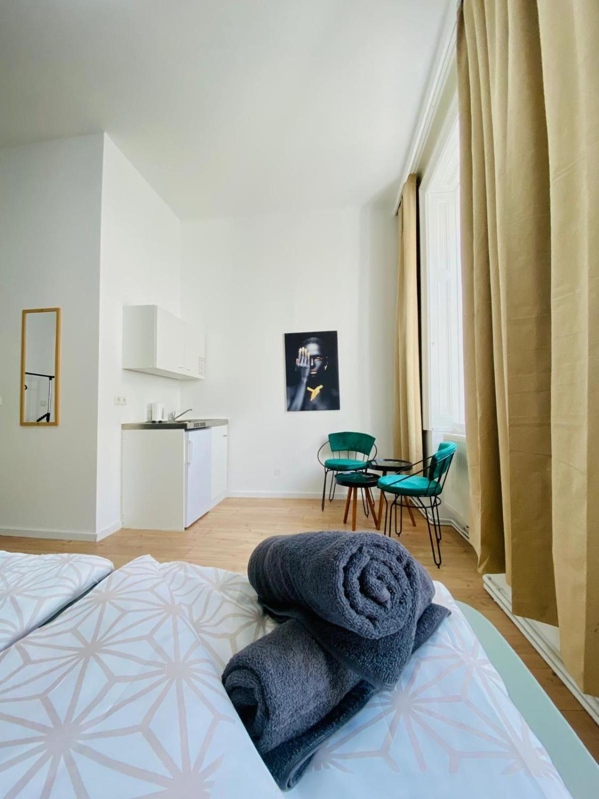 8 Fully Equipped Studio Shared Apt W Terrace Margareten Виена Екстериор снимка
