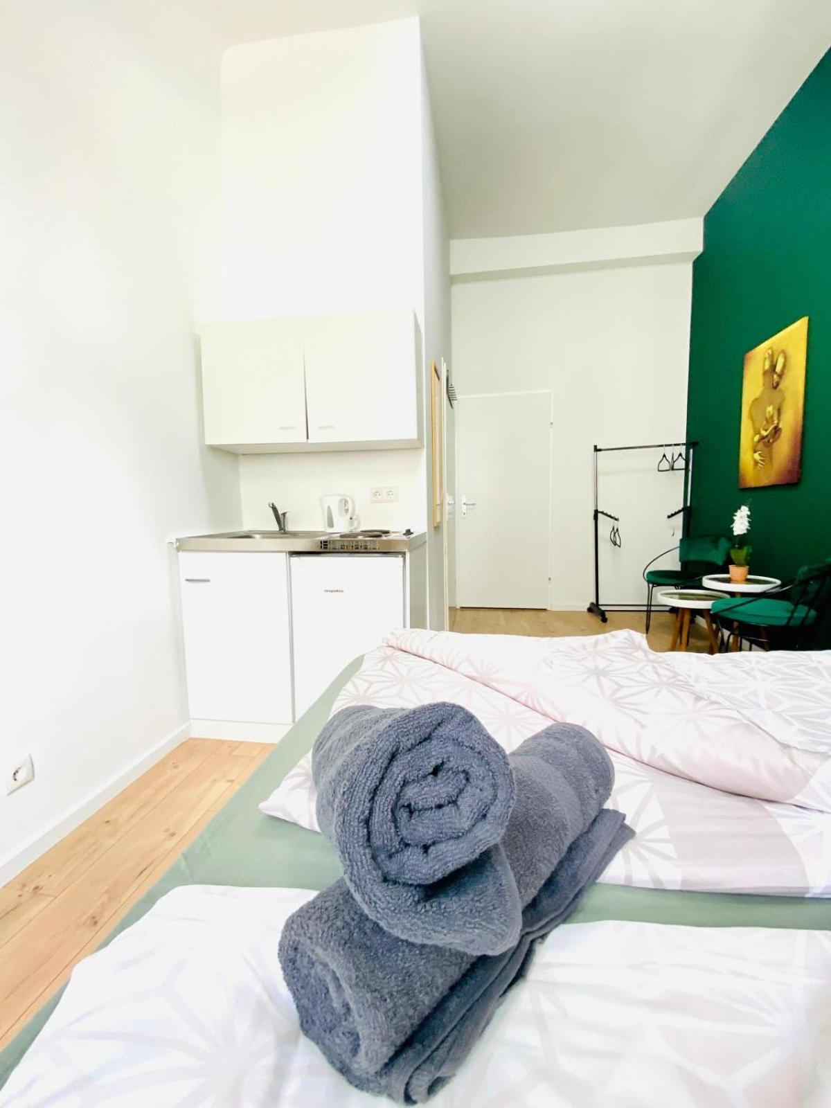 8 Fully Equipped Studio Shared Apt W Terrace Margareten Виена Екстериор снимка