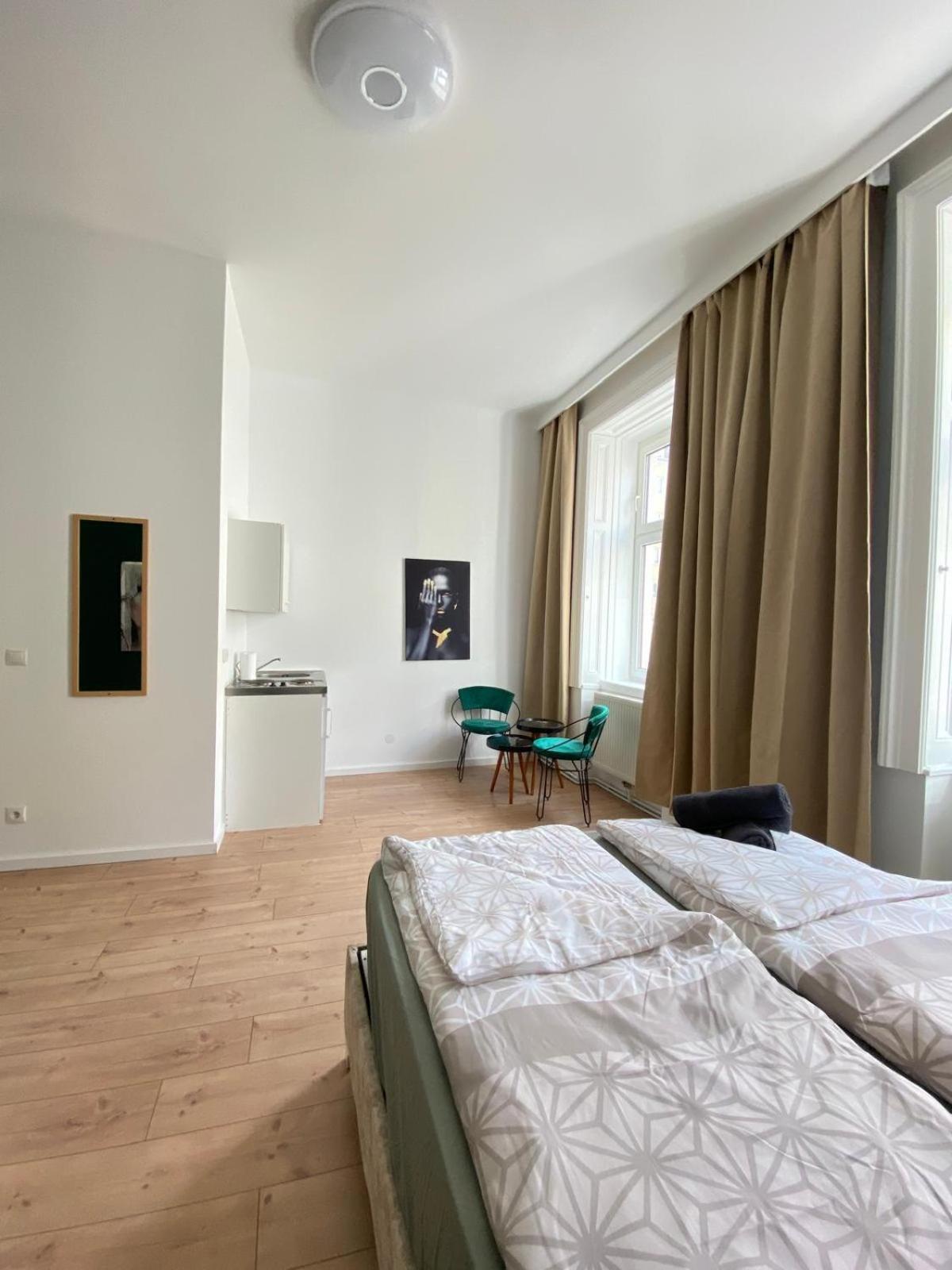 8 Fully Equipped Studio Shared Apt W Terrace Margareten Виена Екстериор снимка
