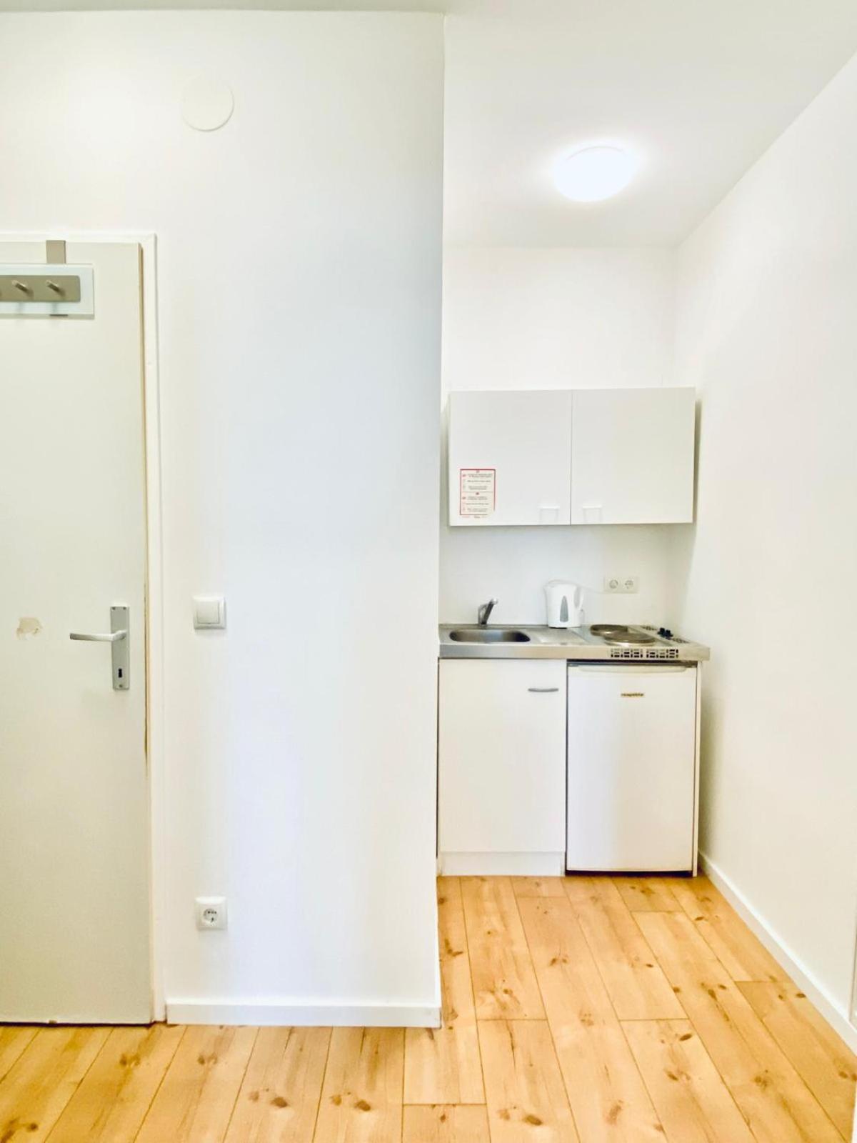 8 Fully Equipped Studio Shared Apt W Terrace Margareten Виена Екстериор снимка